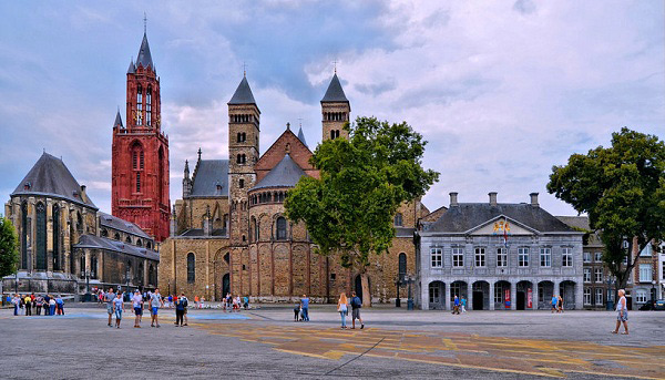 میدان Vrijthof در شهر ماستریخت Maastricht